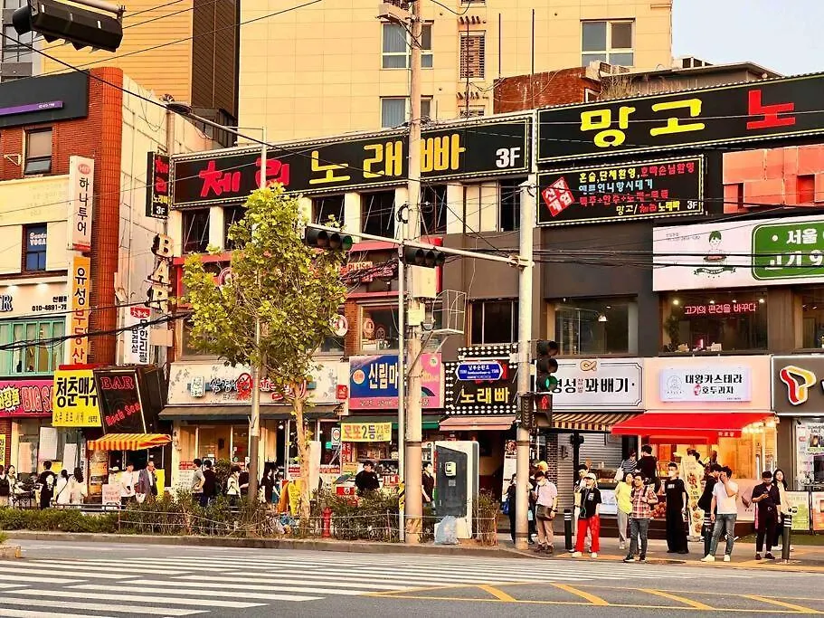 Comma 1 - Cozy Semi Basement Apartment Seoul